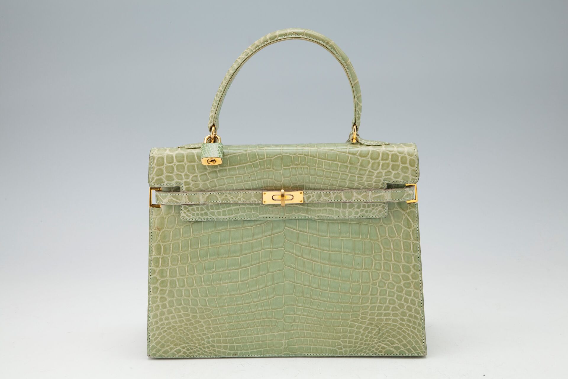 千葉で靴修理 カバン染め替えの案内について 地元で靴修理店として実績を積む中千葉で承った修理案件サンプルを掲示